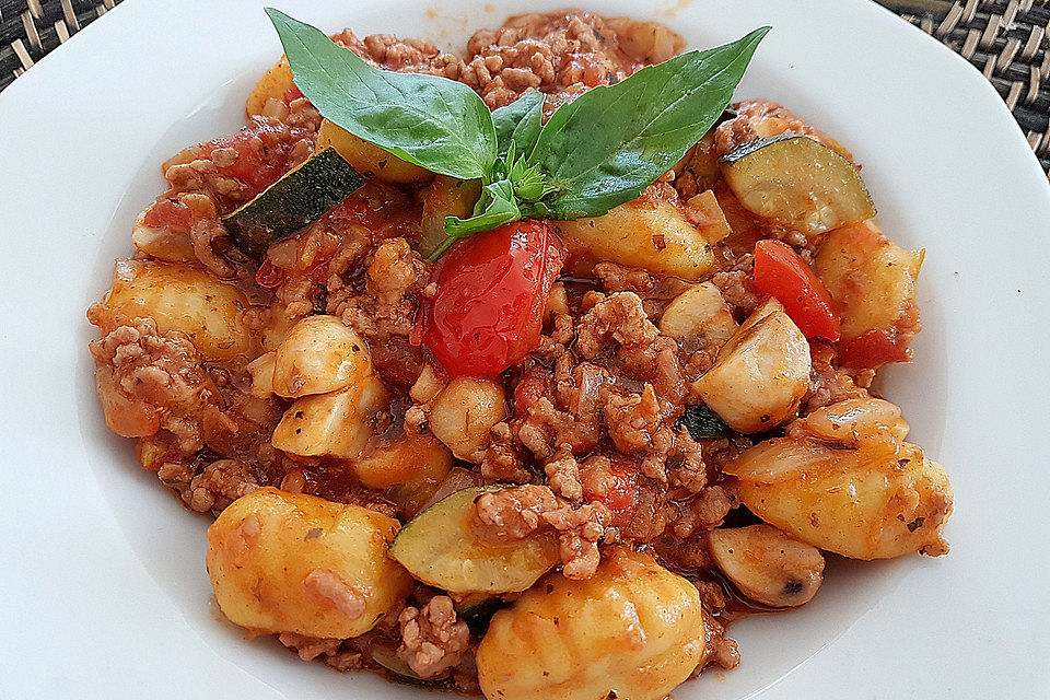 Gnocchi mit Hackfleisch und Pilzen in Tomatensauce