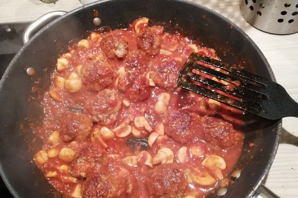 Gnocchi mit Hackfleisch und Pilzen in Tomatensauce