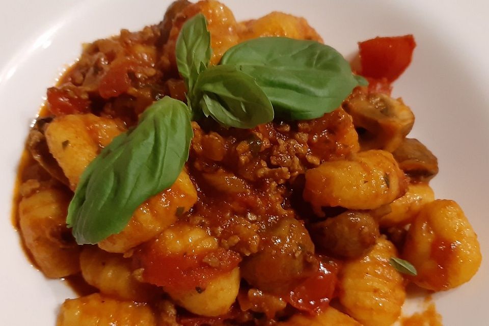 Gnocchi mit Hackfleisch und Pilzen in Tomatensauce