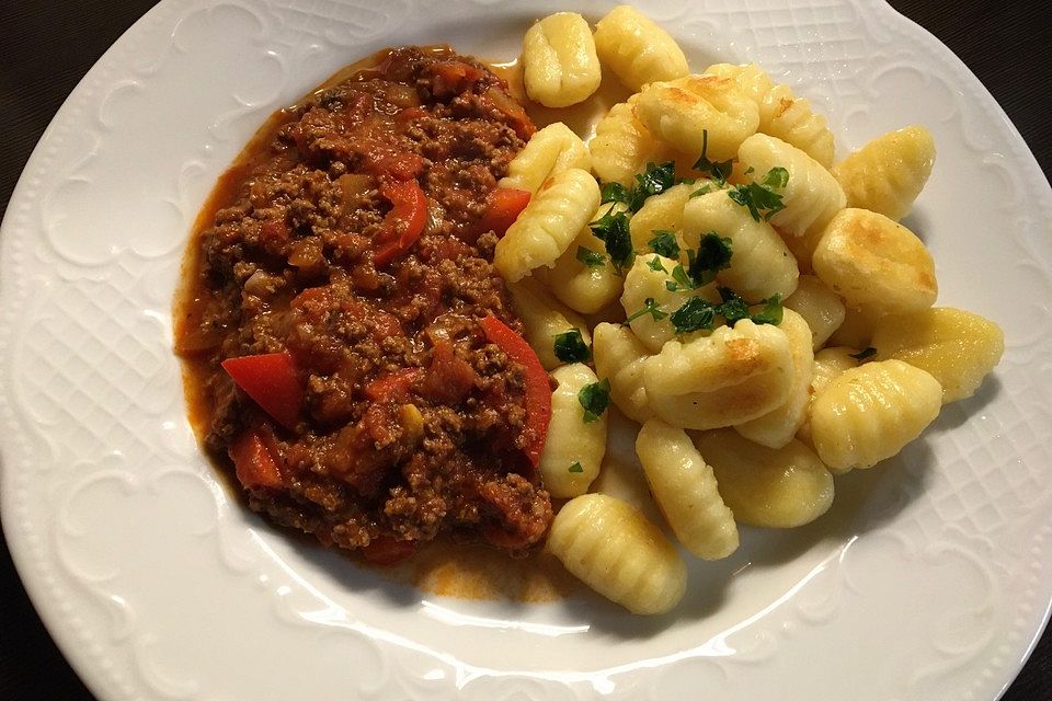 Gnocchi mit Hackfleisch und Pilzen in Tomatensauce