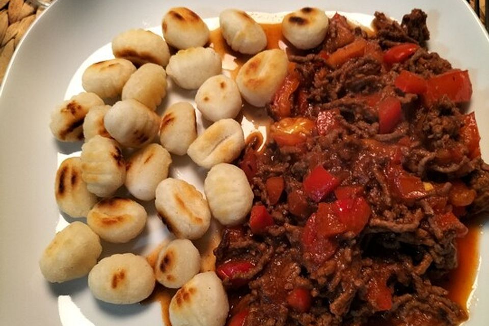 Gnocchi mit Hackfleisch und Pilzen in Tomatensauce