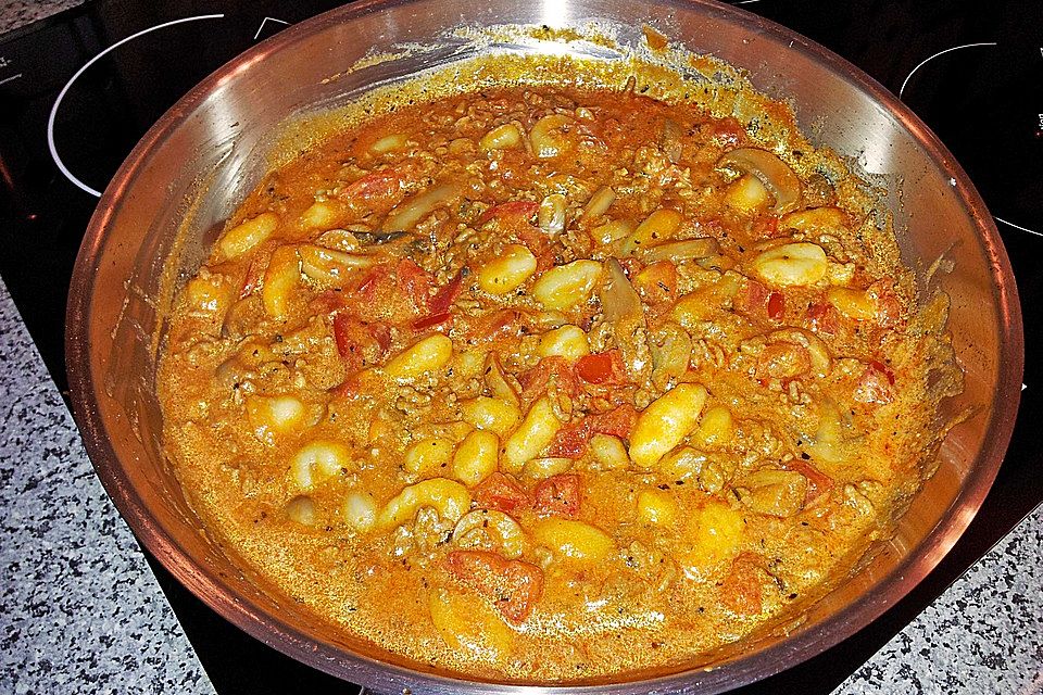 Gnocchi mit Hackfleisch und Pilzen in Tomatensauce