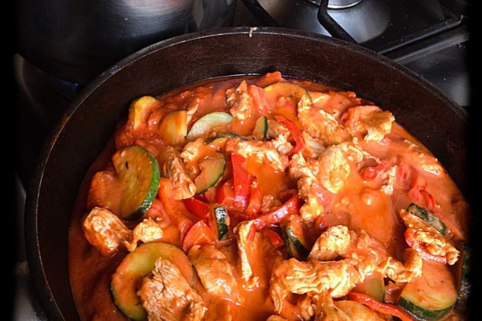 Gnocchi mit Hackfleisch und Pilzen in Tomatensauce