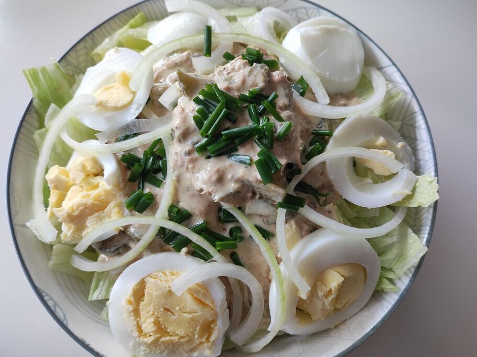 Eisbergsalat mit Thunfisch, Kapern und Cornichons von Sthern| Chefkoch