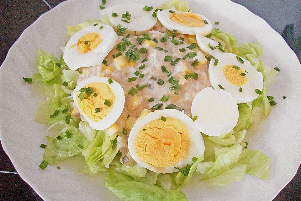 Eisbergsalat mit Thunfisch, Kapern und Cornichons