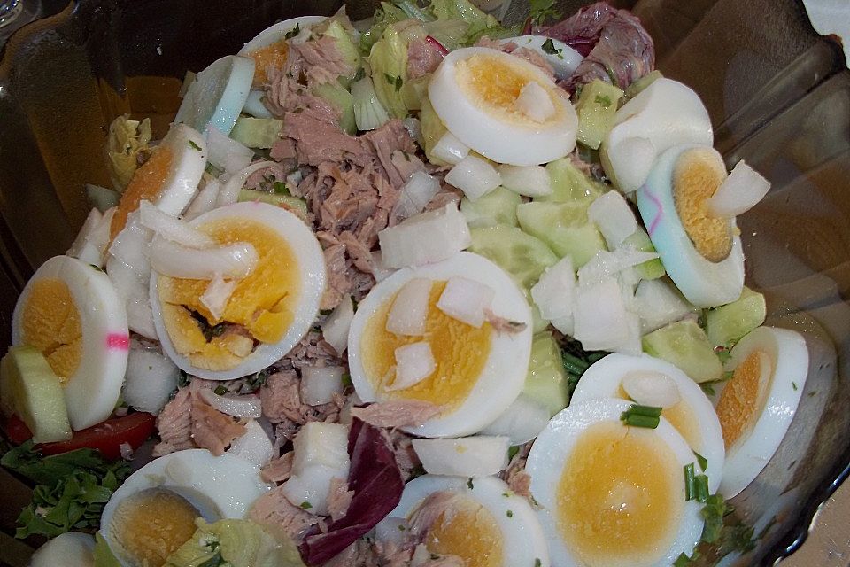 Eisbergsalat mit Thunfisch, Kapern und Cornichons