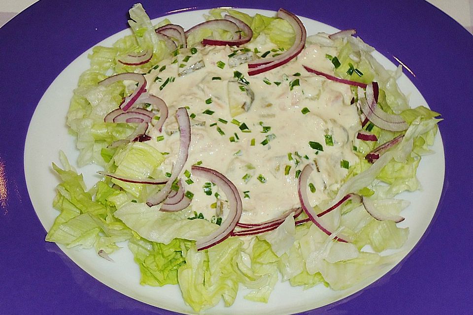 Eisbergsalat mit Thunfisch, Kapern und Cornichons