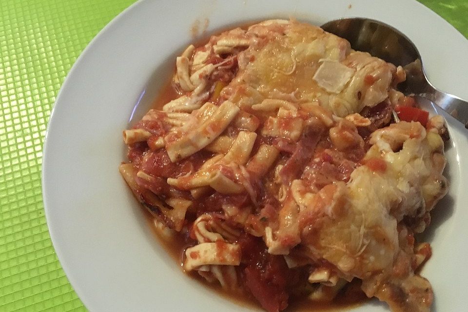 Schneller Nudelauflauf mit Tomatensauce und Würstchen