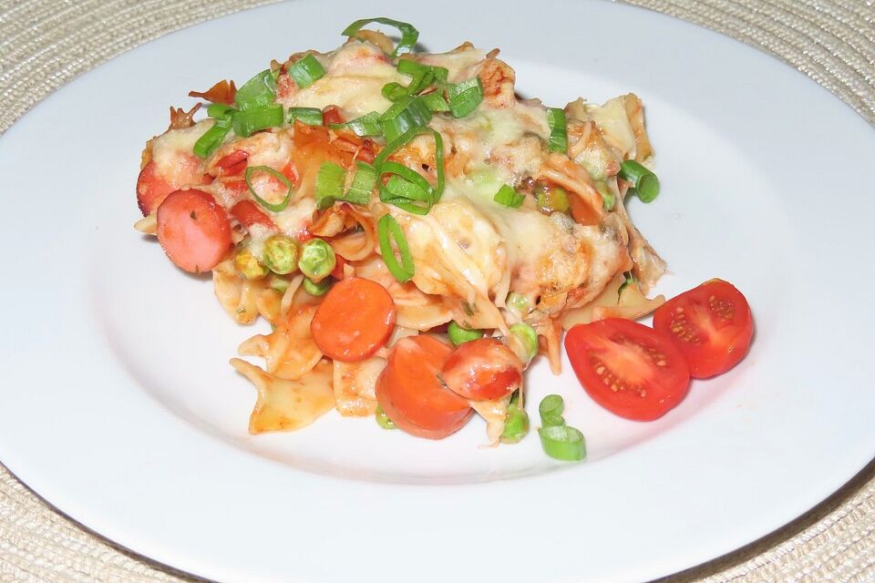 Schneller Nudelauflauf mit Tomatensauce und Würstchen