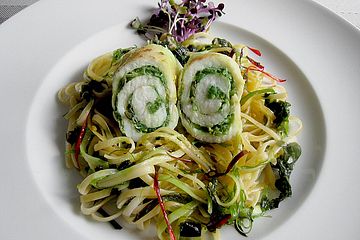 Seezungenröllchen mit Wakame - Salatfüllung auf Linguinen und Algen