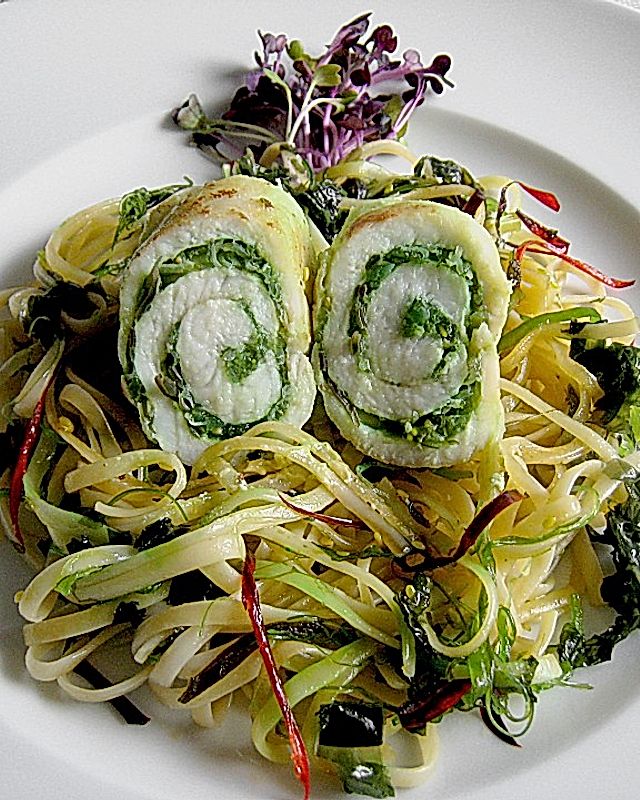 Seezungenröllchen mit Wakame - Salatfüllung auf Linguinen und Algen