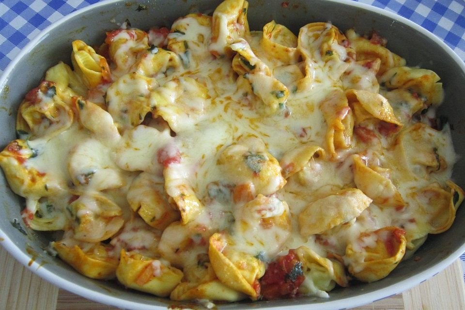 Tortellini mit fruchtiger Tomatensahnesauce, überbacken