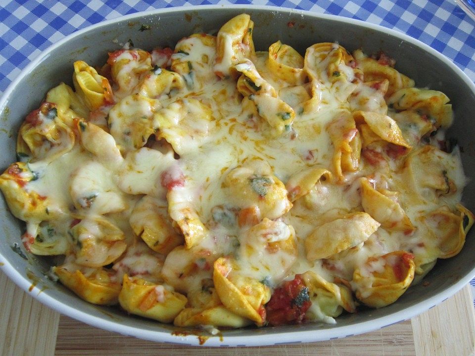 Tortellini mit fruchtiger Tomatensahnesauce, überbacken von ...