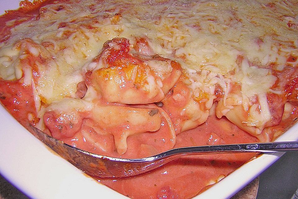 Tortellini mit fruchtiger Tomatensahnesauce, überbacken