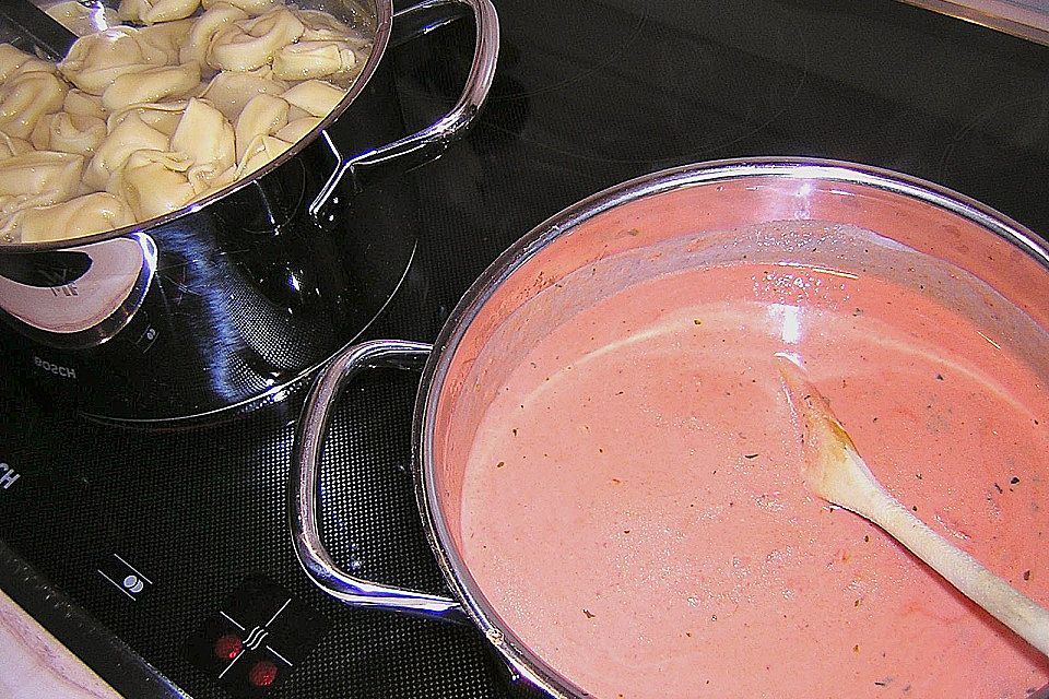 Tortellini mit fruchtiger Tomatensahnesauce, überbacken