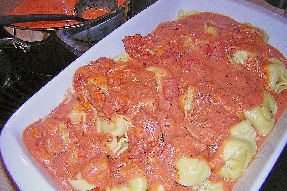 Tortellini mit fruchtiger Tomatensahnesauce, überbacken