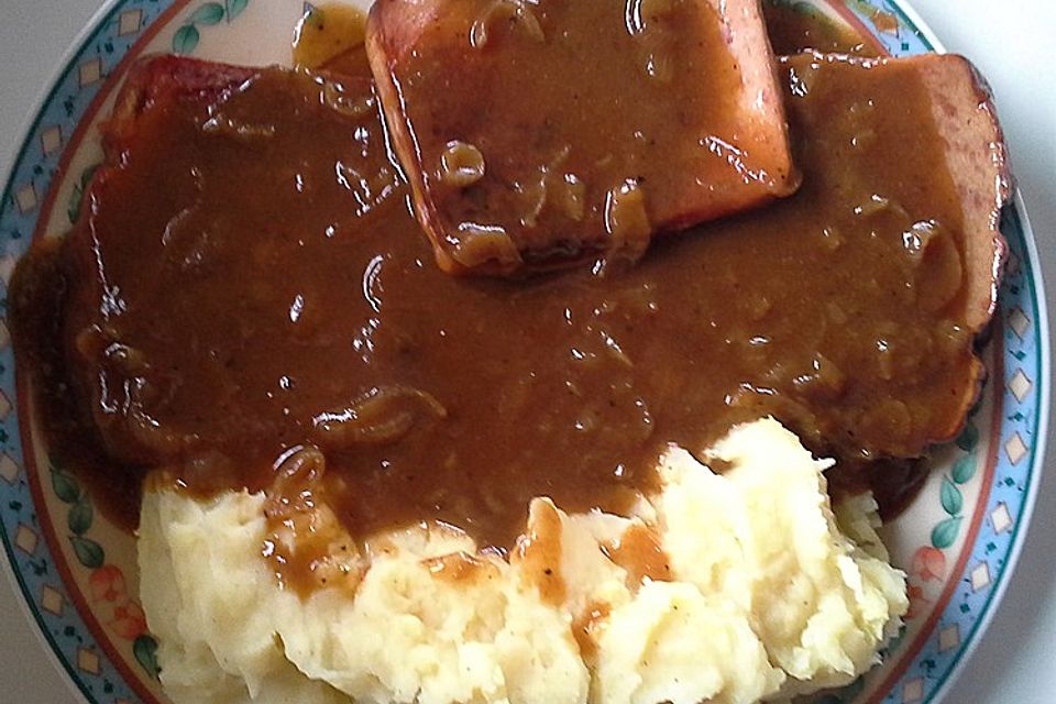 Gebratener Fleischkäse mit Zwiebeln, Brokkoli und Kartoffelpüree