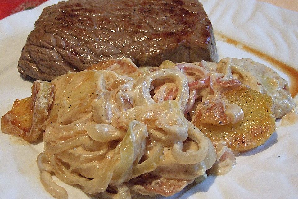 Rinderfilet mit gebackenen Kartoffeln und Zwiebelsoße