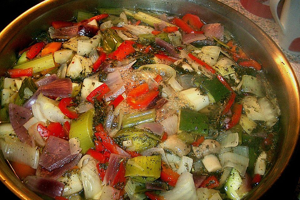 Fischsuppe mit scharfem Tomaten - Topping