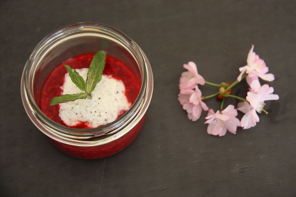 Mohn - Vanille - Mousse mit heißen Himbeeren