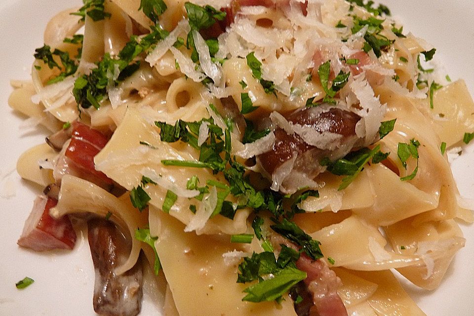 Tagliatelle mit frischen Steinpilzen