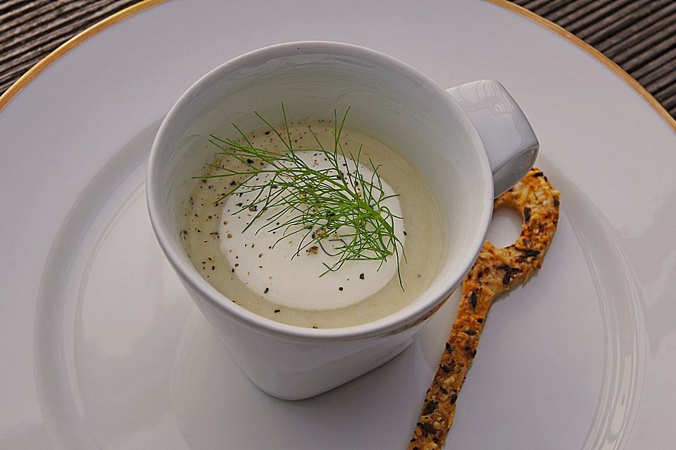 Fenchelrahmsuppe mit Chili - Fenchel - Gebäck (glutenfrei)