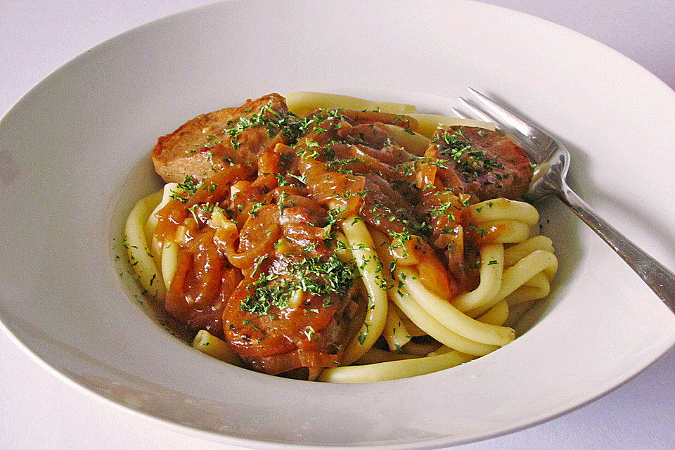 Geschmortes Schweinefilet in Zwiebel - Knoblauchsahne