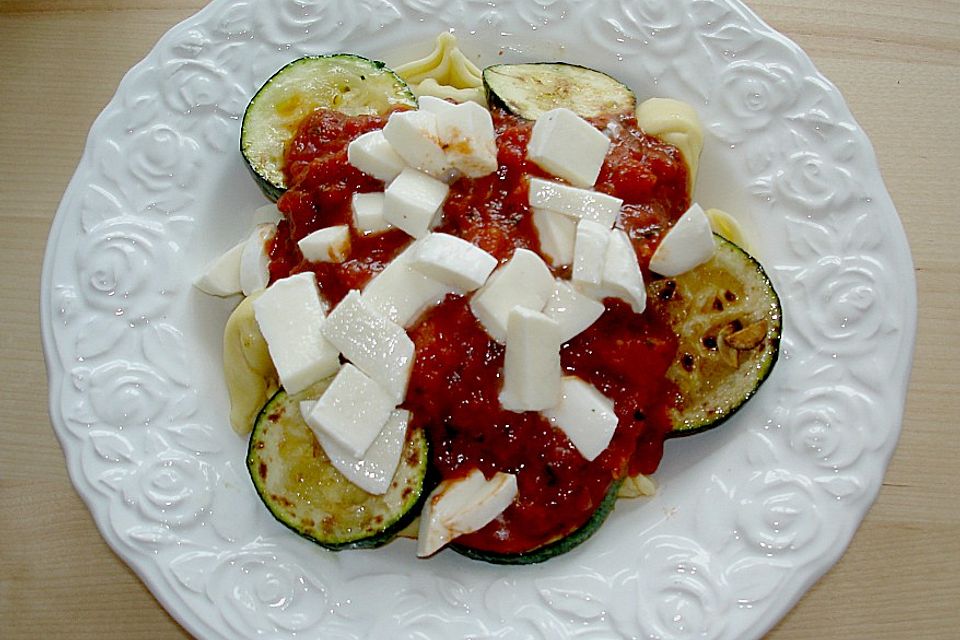 Tortellini mit gebratenen Zucchini und Mozzarella