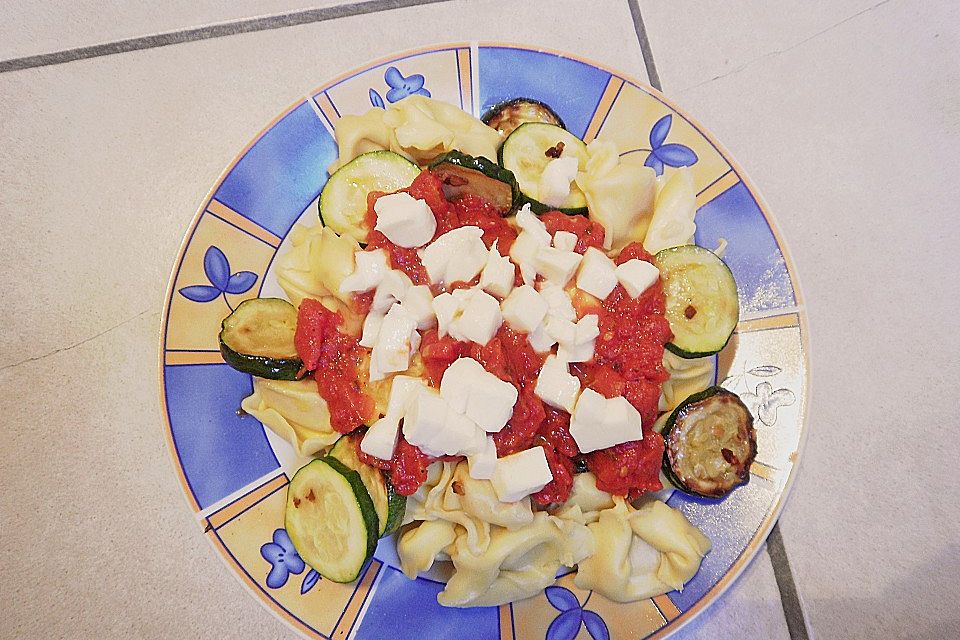 Tortellini mit gebratenen Zucchini und Mozzarella