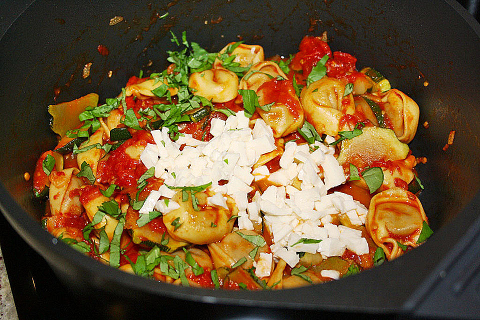 Tortellini mit gebratenen Zucchini und Mozzarella