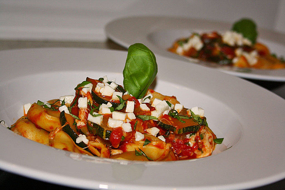 Tortellini mit gebratenen Zucchini und Mozzarella