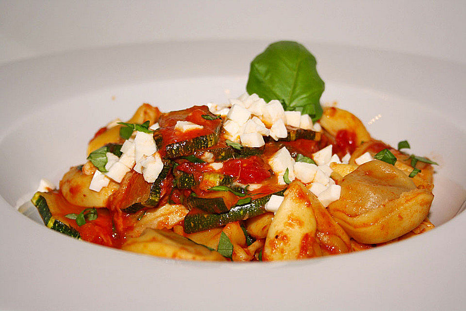 Tortellini mit gebratenen Zucchini und Mozzarella