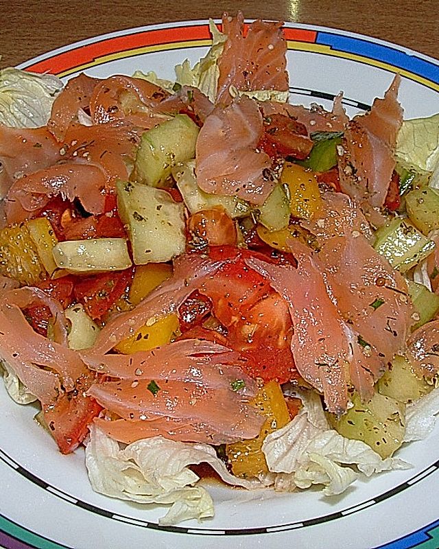 Mediterraner Salat mit Räucherlachs