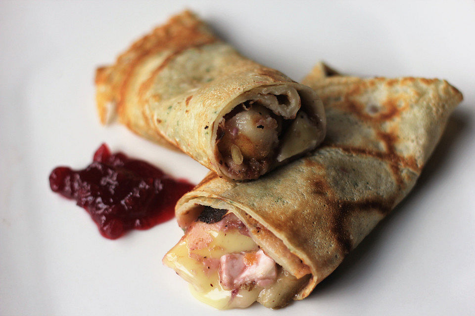 Crêpes mit Camembert und Birnen, Pinienkernen und Preiselbeeren