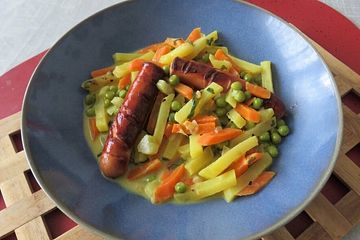 Gemüse-Kartoffeleintopf mit Würstchen und Speck