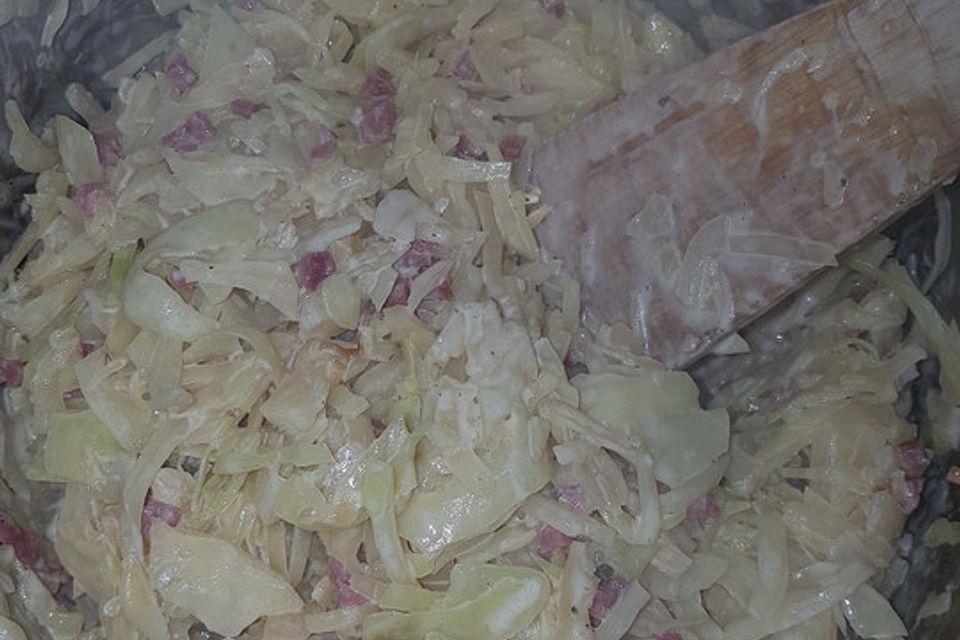 Weißkohl mit Speck und Sahne