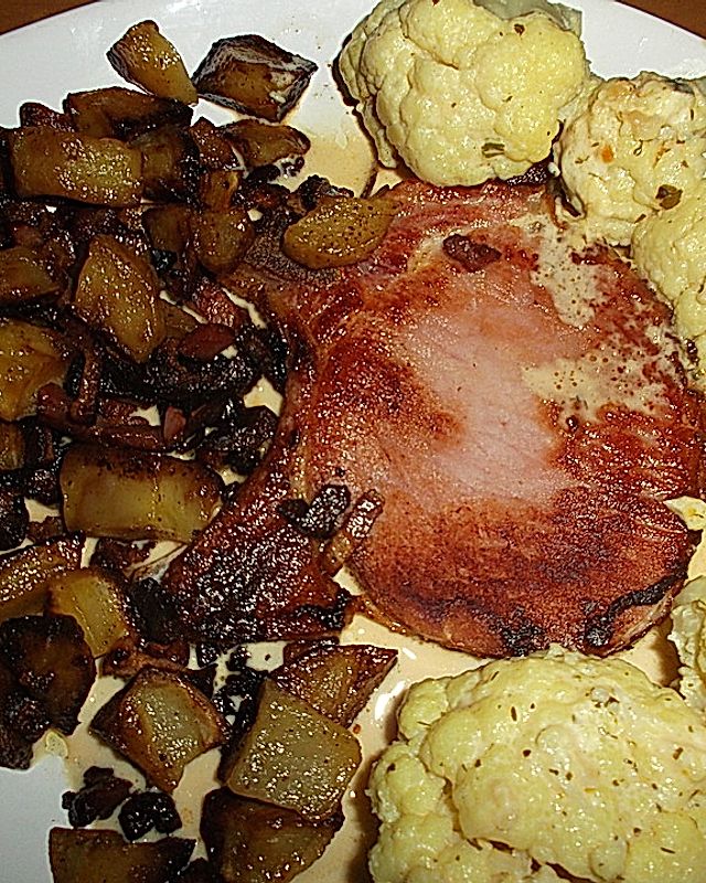 Kasseler mit Kartoffeln, Rosenkohl und Senfsauce