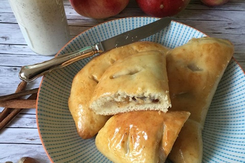 Apfeltaschen aus Quark - Öl - Teig