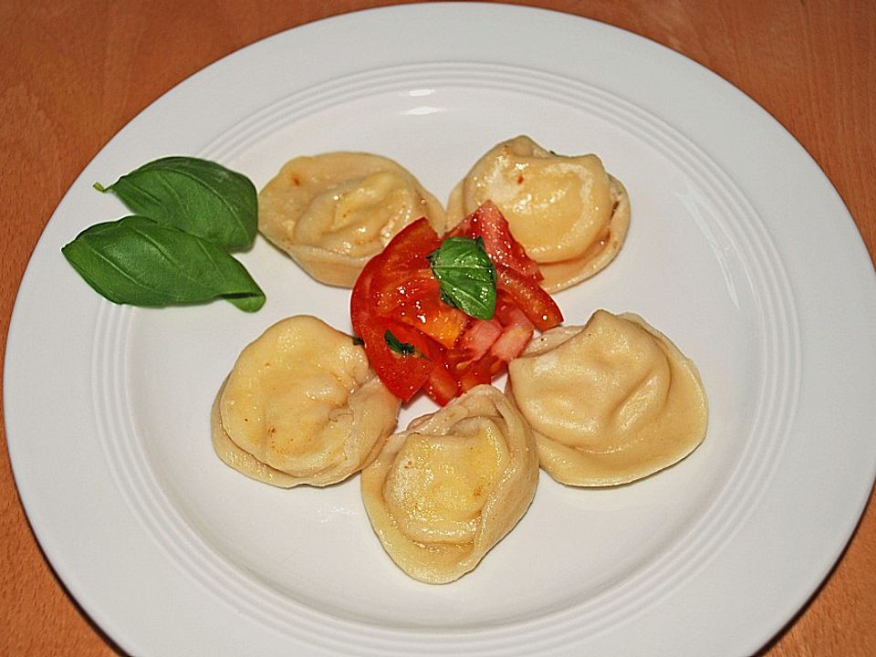 Selbst gemachte Tortellini oder Ravioli mit Hackfleischfüllung von ...