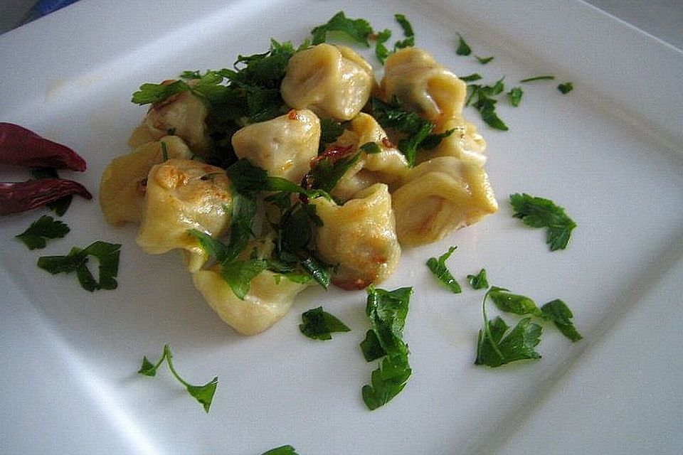 Selbst gemachte Tortellini oder Ravioli mit Hackfleischfüllung