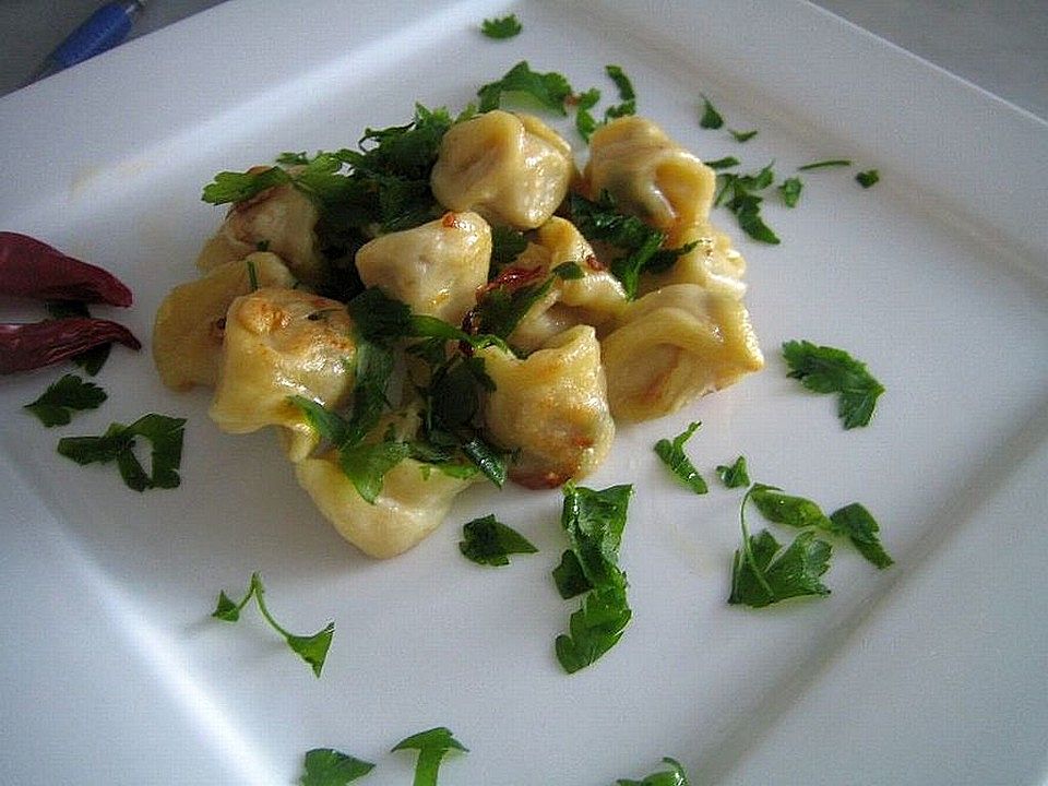 Selbst gemachte Tortellini oder Ravioli mit Hackfleischfüllung von ...