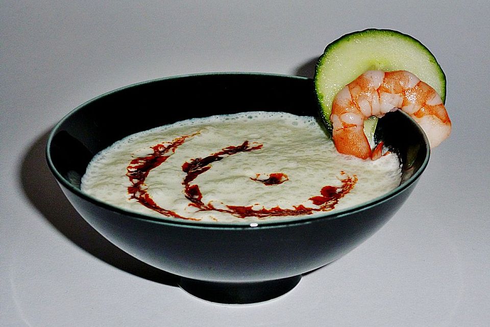 Kalte Gurkensuppe mit Garnelen