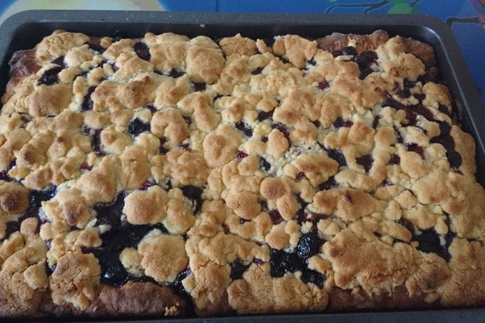 Falscher Hefekuchen mit Blaubeeren und Streuseln