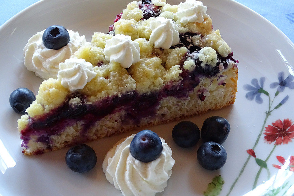 Falscher Hefekuchen mit Blaubeeren und Streuseln