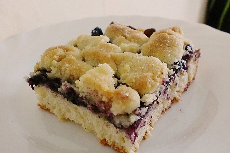 Falscher Hefekuchen mit Blaubeeren und Streuseln