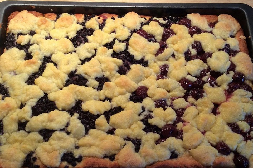 Falscher Hefekuchen mit Blaubeeren und Streuseln