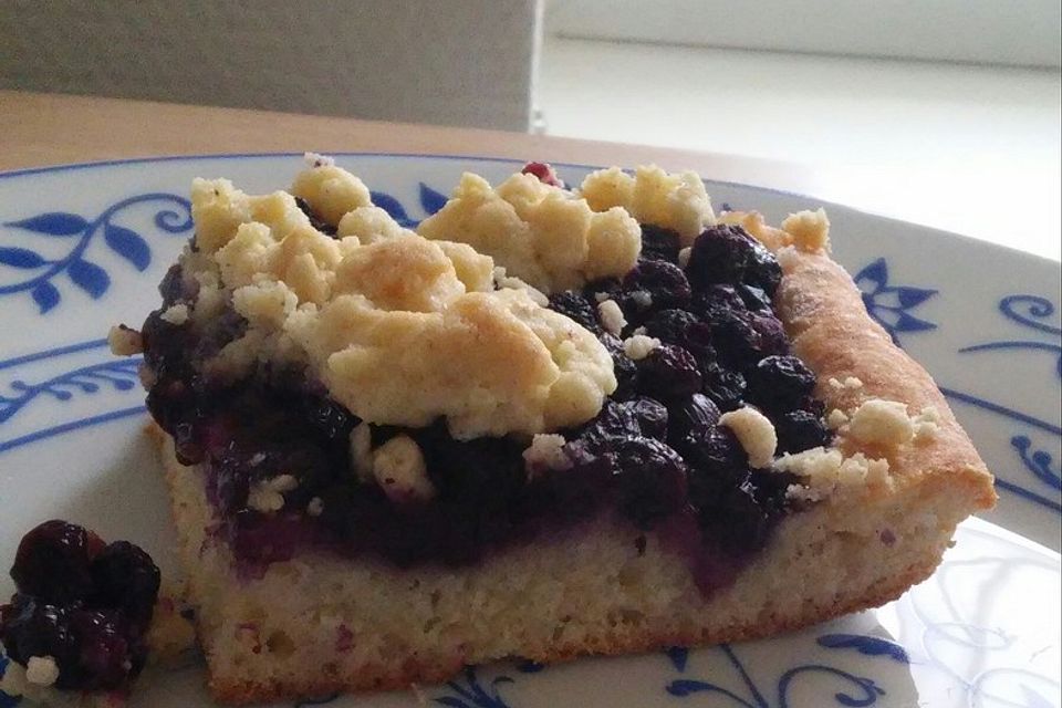 Falscher Hefekuchen mit Blaubeeren und Streuseln