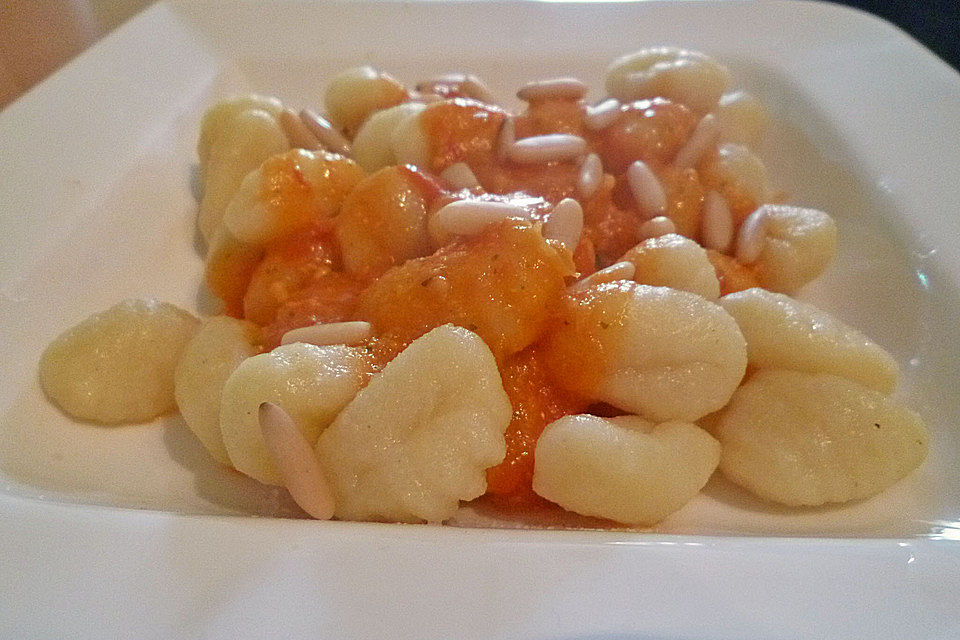 Gnocchi mit Tomaten und Knoblauch