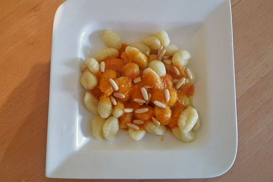 Gnocchi mit Tomaten und Knoblauch