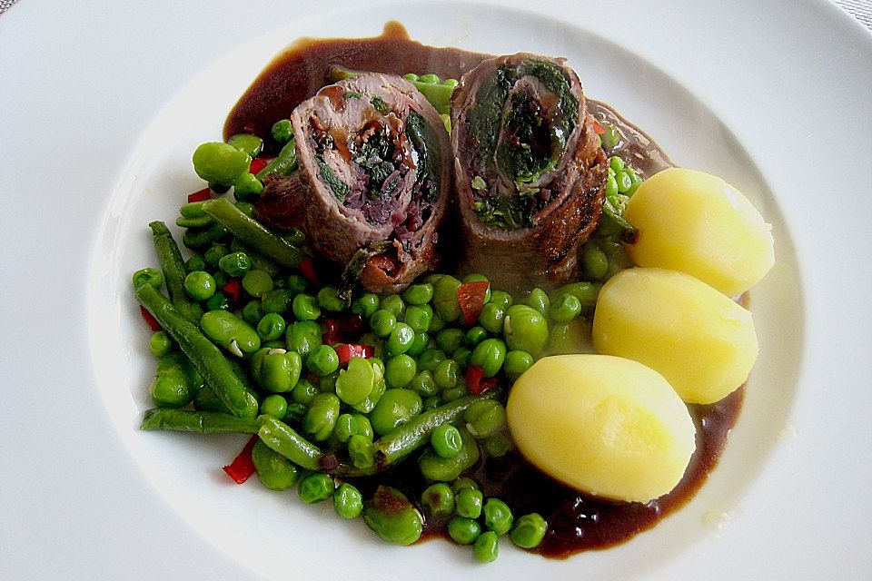 Rinderrouladen aus dem Roastbeef mit einer Bohnen - Erbsen - Variation